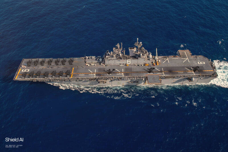 除了陸地部署，X-BAT無人機也可上艦（如圖，美軍美利堅號兩棲突擊艦）部署，增加運用彈性。此為示意圖。（Shield AI官方X帳號）