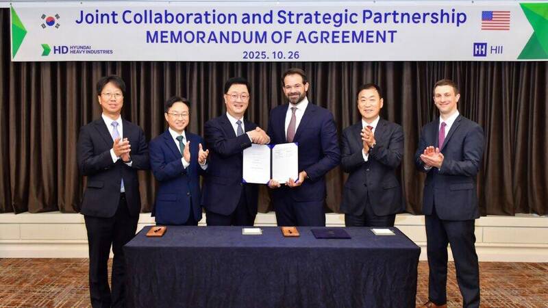 現代重工執行長朱元鎬（音譯，左）與杭亭頓．英格爾斯副總裁丘寧（右）26日正式簽約，未來有望共同設計、建造美國海軍下一代補給艦，深化戰略合作。（HII官網）