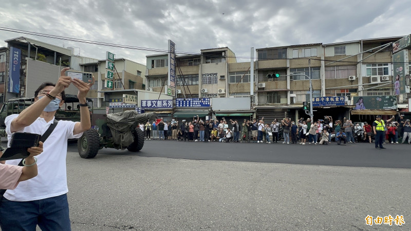 永康砲校對面也站滿民眾，見證永康砲校最後一批官兵移駐關廟校區。（記者劉婉君攝）