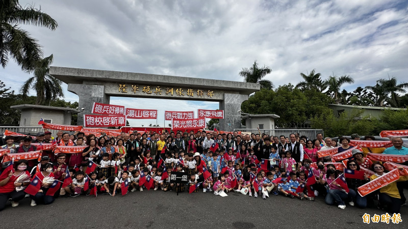 永康民眾聚集一起見證永康砲校搬遷。（記者劉婉君攝）