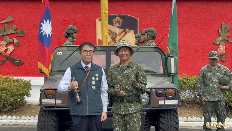 台南市長黃偉哲與砲訓部指揮官李韋德交換禮物。（記者劉婉君攝）