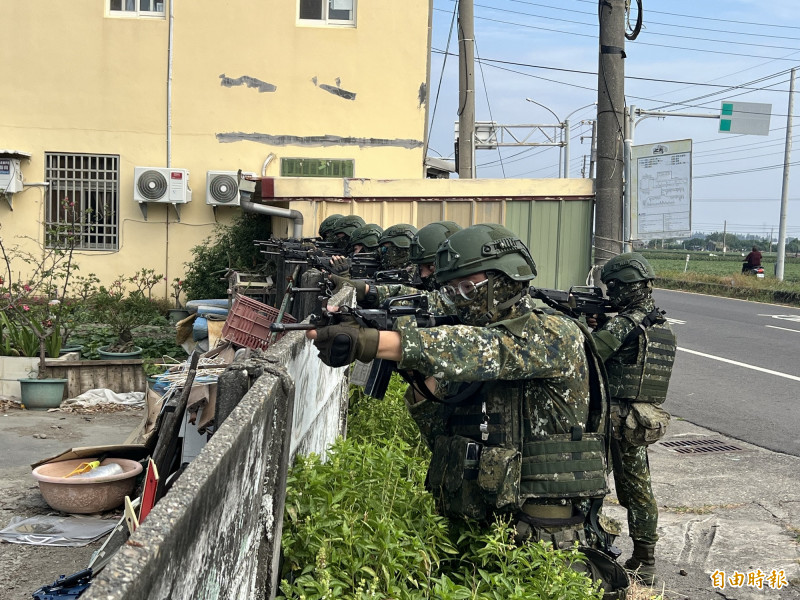 國軍「陸勝1號操演」在雲林海線進行地空實兵作戰操演。（記者黃淑莉攝）