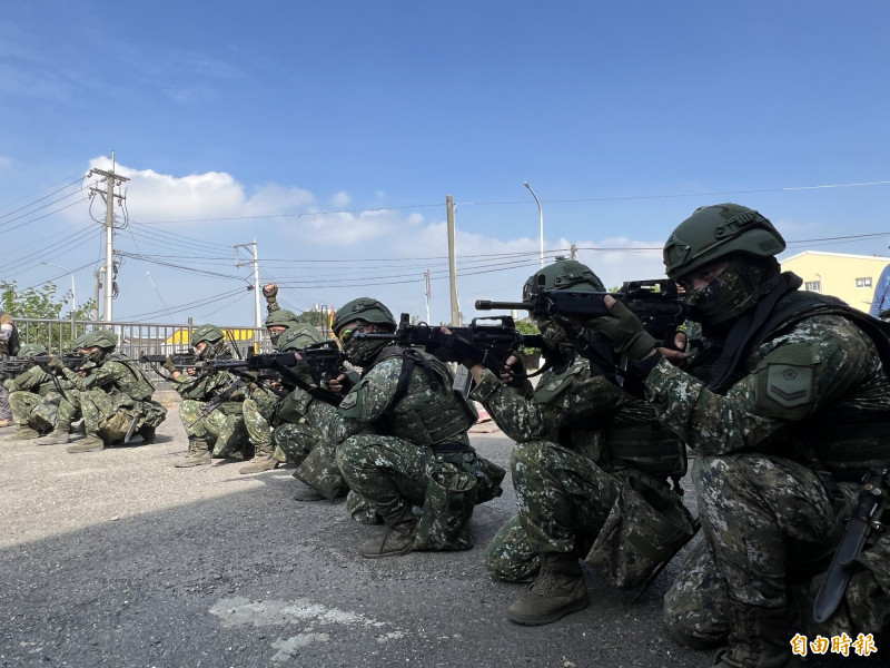 國軍「陸勝1號操演」在雲林海線進行地空實兵作戰操演。（記者黃淑莉攝）