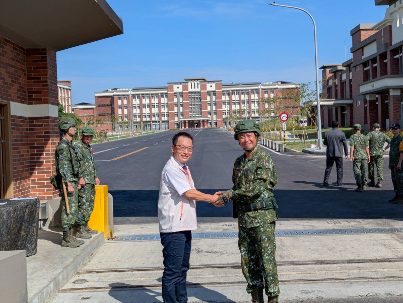 台南關廟區長陳必成（左）在砲校關廟校區前迎接官兵正式移駐關廟。（關廟區公所提供）