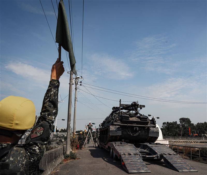 機步234旅保修連屬M88A1救濟車在民車板運下，前往目標區實施故障車輛問題排除。（取自青年日報）