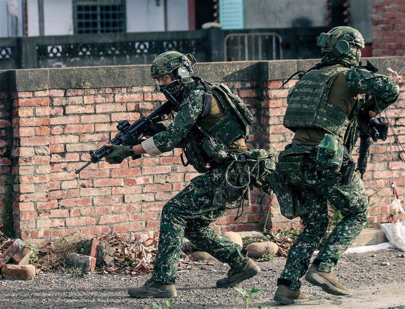 裝甲542旅所屬的特戰分遣隊官兵，昨日在部隊失去空優後，駕駛特戰突擊車展開敵後滲透，試圖干擾機步234旅數個通信、補給據點，遲滯攻擊行動。（取自青年日報）