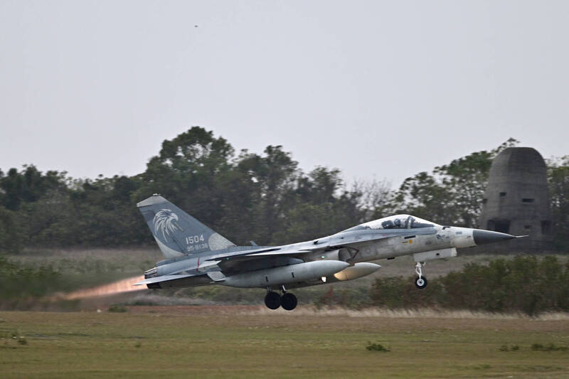 今（2025）年投入春節加強戰備操演的空軍三聯隊單座型IDF戰機，機號1504。（本報資料照，記者塗建榮攝）