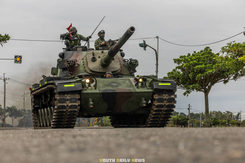 CM11戰車實施戰術機動。（取自青年日報）