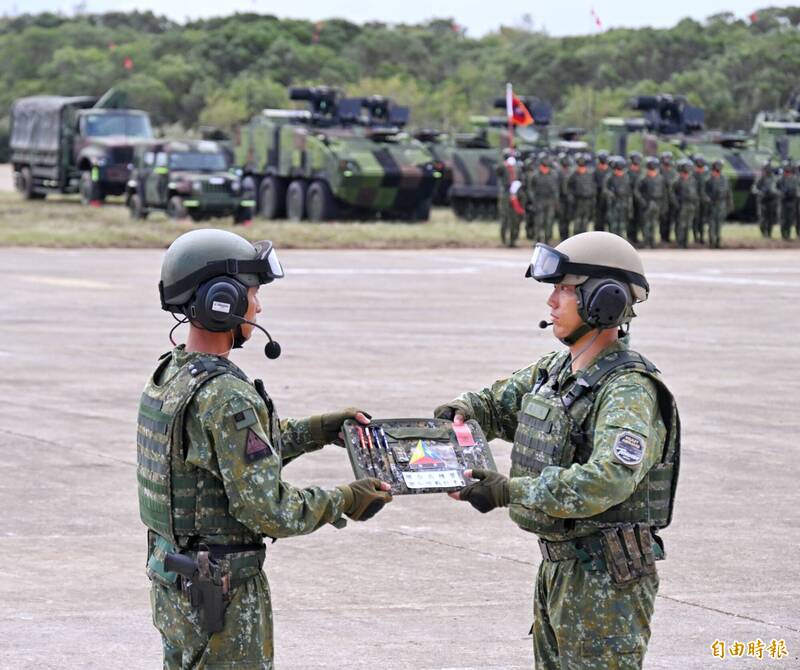 陸軍裝甲第五八四旅聯兵三營換裝M1A2T戰車，今天舉行成軍典禮。（記者方賓照攝）