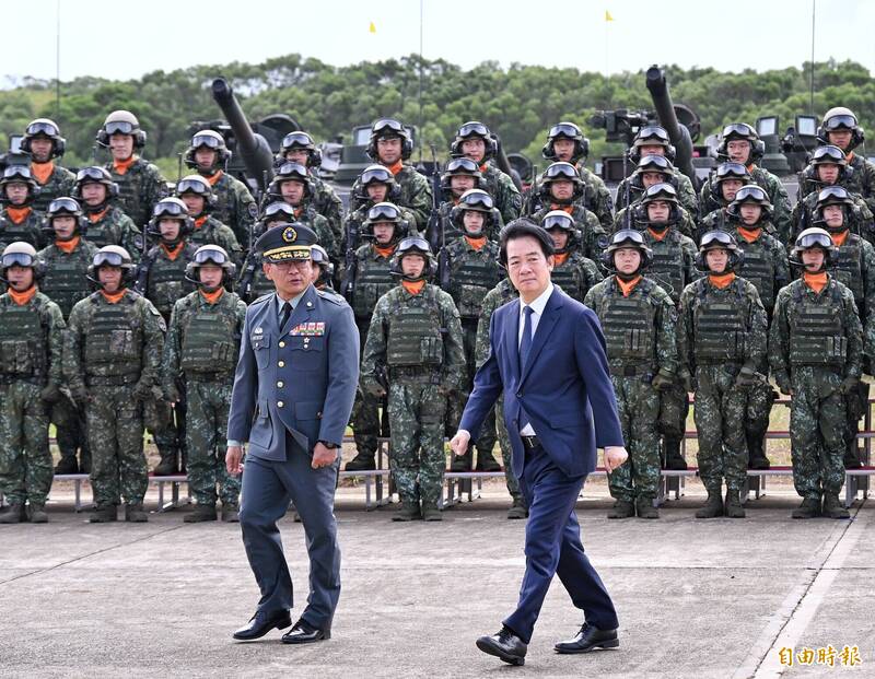 總統賴清德在陸軍司令呂坤修上將陪同下，校閱M1戰車部隊及裝備。（記者方賓照攝）