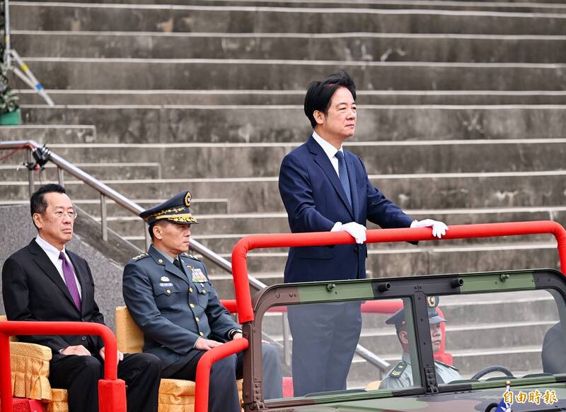總統賴清德31日主持「陸軍裝甲第五八四旅聯兵三營換裝M1A2T戰車成軍典禮」，並校閱部隊及裝備。（記者方賓照攝）