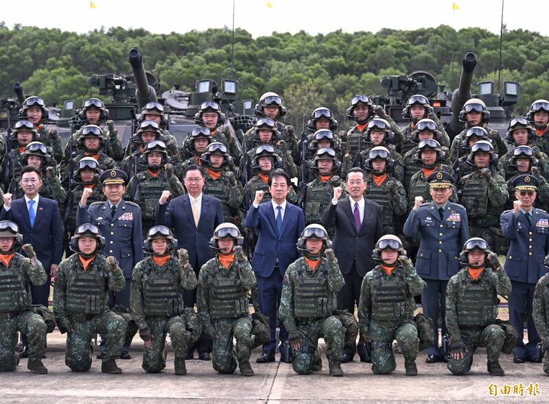 總統賴清德校閱M1戰車部隊及裝備，並與官兵合影。（記者方賓照攝）