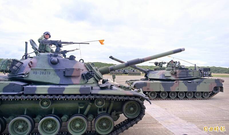 總統賴清德31日主持「陸軍裝甲第五八四旅聯兵三營換裝M1A2T戰車成軍典禮」，並校閱部隊及裝備。右為M1A2T，左為CM11勇虎戰車。（記者方賓照攝）