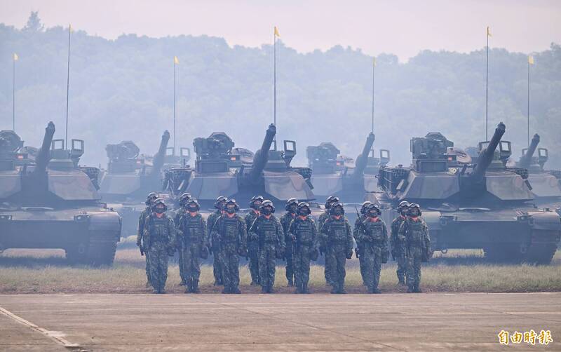 陸軍裝甲第五八四旅聯兵三營換裝M1A2T戰車，今天舉行成軍典禮」。（記者方賓照攝）