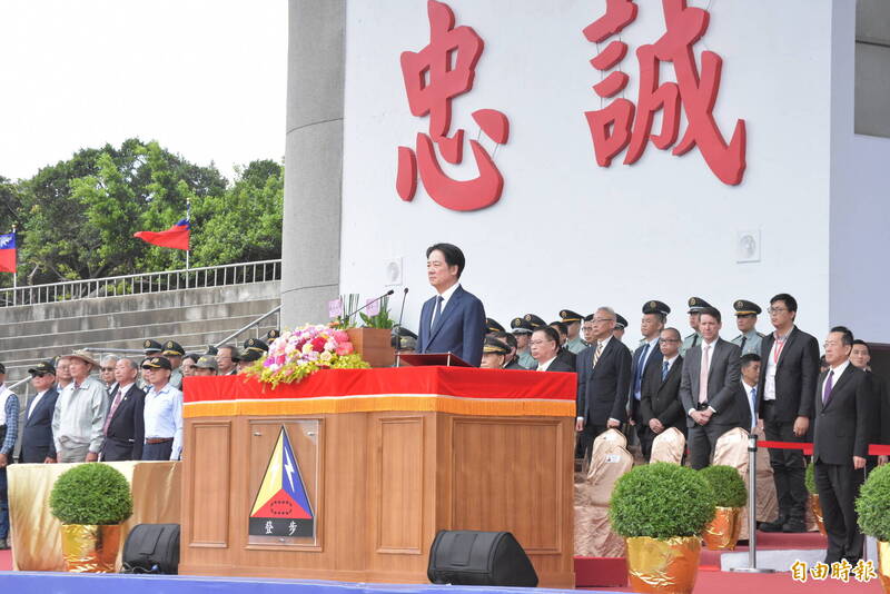 陸軍今日上午於新竹湖口營區舉行裝甲第584旅聯兵三營換裝M1A2T戰車成軍典禮，由總統賴清德親自擔任主席主持並登車校閱部隊。（記者吳哲宇攝）