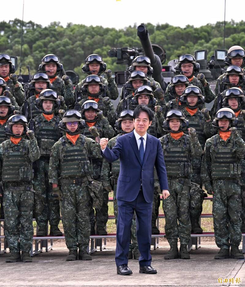 陸軍今（31）日上午於新竹湖口營區舉行裝甲第584旅聯兵三營換裝M1A2T戰車成軍典禮，由總統賴清德親自擔任主席主持並登車校閱部隊，象徵台灣裝甲戰力邁入新世代。（記者方賓照攝）