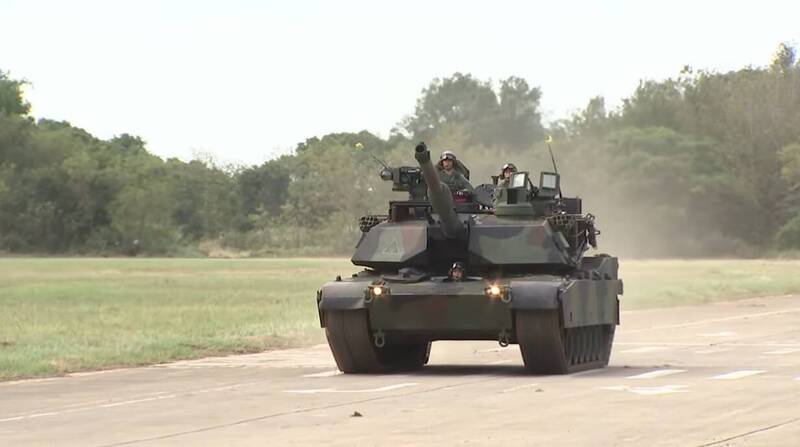 國軍首支配備美製M1A2T主力戰車的部隊正式成軍，陸軍今（31）日上午於新竹湖口營區舉行裝甲第584旅聯兵三營換裝M1A2T戰車成軍典禮。（擷自直播）