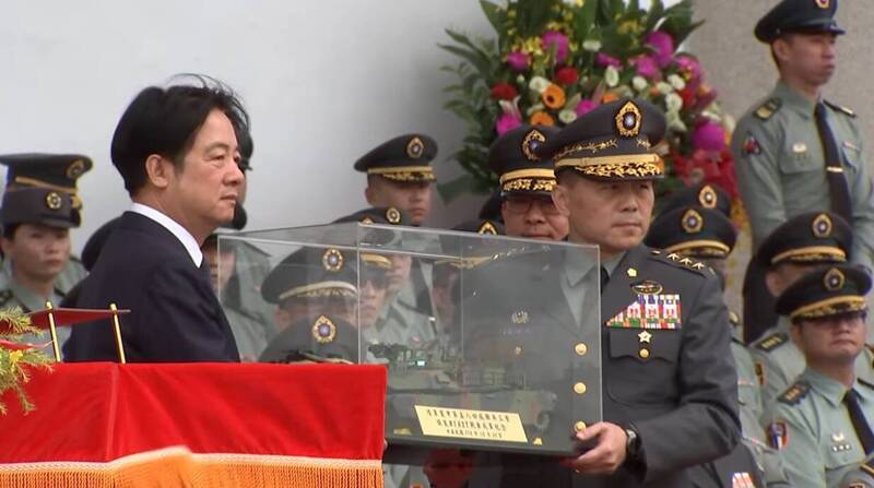 國軍首支換裝M1A2T主力戰車的部隊正式成軍，總統賴清德今（31）日親自主持陸軍裝甲第584旅聯兵三營換裝M1A2T戰車成軍典禮。（擷自直播）