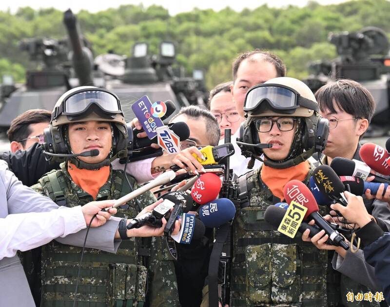「陸軍裝甲第五八四旅聯兵三營換裝M1A2T戰車成軍典禮」31日舉行，圖為聯兵三營戰二連裝填兵彭偉倫上兵（右）、聯兵三營戰二連副車長彭韋翰中士（左）。（記者方賓照攝）