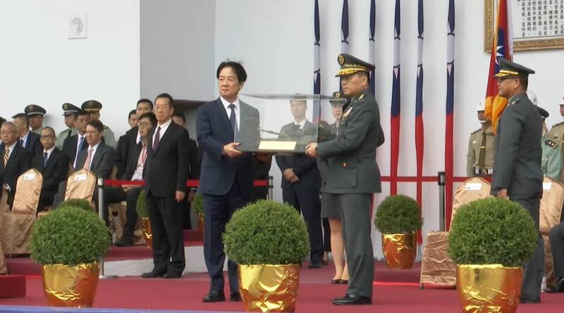 陸軍司令呂坤修上將向賴總統呈獻M1A2T的模型。（擷自直播）
