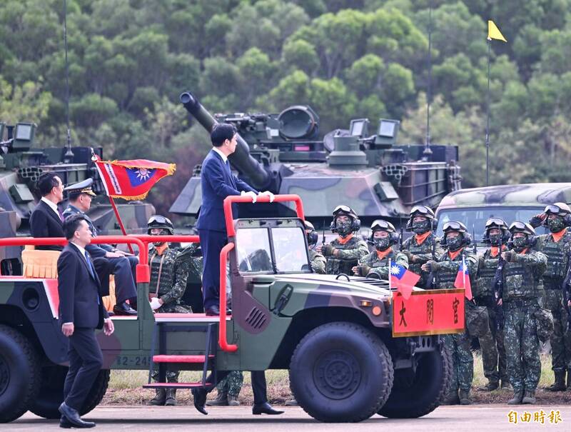 國軍首支配備美製M1A2T主力戰車的部隊正式成軍，陸軍今（31）日上午於新竹湖口營區舉行裝甲第584旅聯兵三營換裝M1A2T戰車成軍典禮，由總統賴清德親自擔任主席主持並登車校閱部隊。（記者方賓照攝）