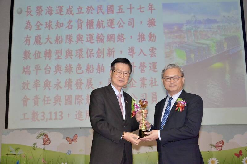 退輔會主委嚴德發表揚長榮海運等12家優良企業，感謝其為退伍軍人二度就業發揮貢獻。（退輔會提供）