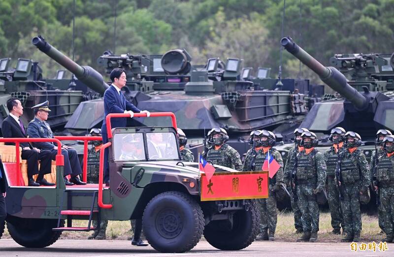 國軍首支換裝M1A2T主力戰車的部隊正式成軍，總統賴清德今（31）日親自主持陸軍裝甲第584旅聯兵三營換裝M1A2T戰車成軍典禮。（記者方賓照攝）