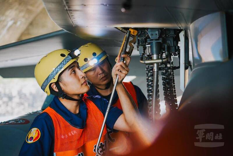 四聯隊官兵裝載F-16V戰機20機砲。（圖取自軍聞社）