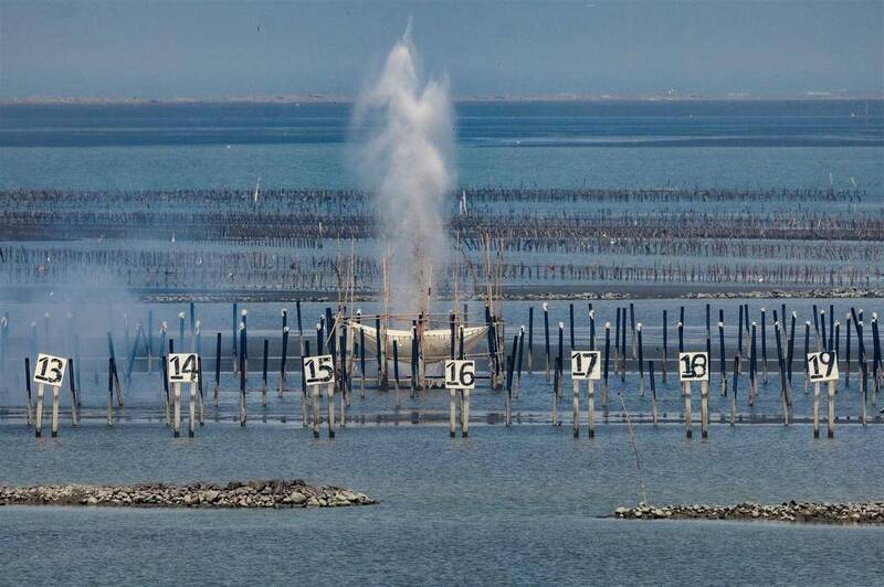 飛行員在「25磅訓練彈投擲」課目中，順利摧毀目標。（圖取自青年日報）