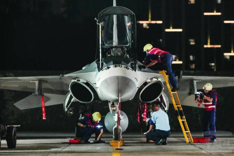 一聯隊官兵於夜間進行潛力裝掛競賽。（圖取自軍聞社）