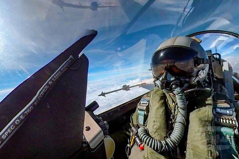 F-16V戰機射擊響尾蛇飛彈。（圖取自軍聞社）