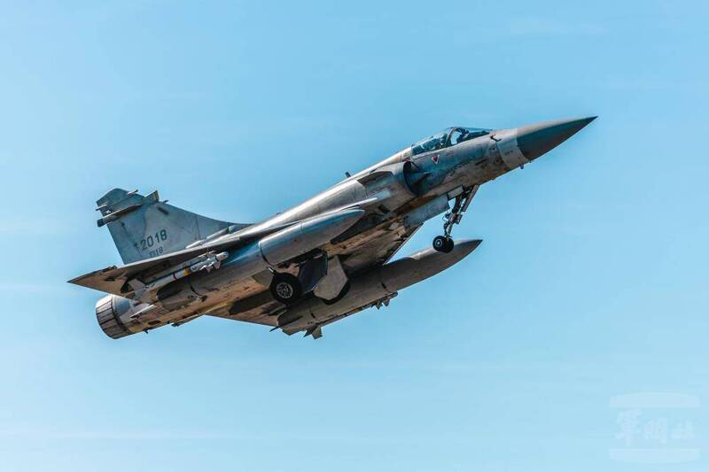 幻象2000戰機起飛，執行紅外線飛彈射擊任務。（圖取自軍聞社）