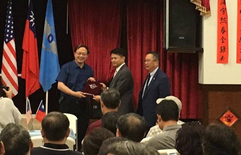 吳佳興（中）過去曾任駐美代表處上校武官，與美國政界丶國防部官員及僑界關係良好深厚。（圖：取自外交部網站）