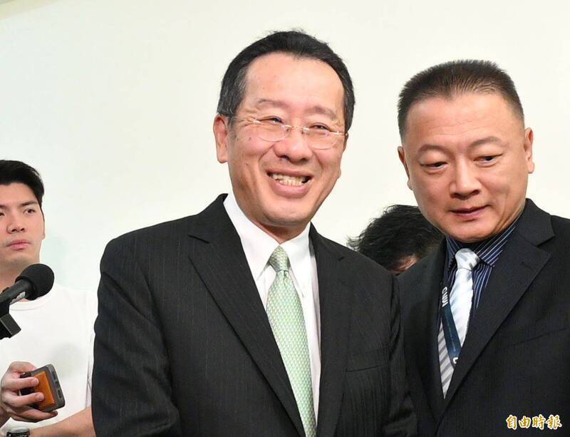 孫韜奇的父親正是現階中將丶兼任國防部發言人的國防部政務辦公室主任孫立方（右），孫立方經常陪同國防部長顧立雄（中）到立法院報告備詢。（資料照，記者塗建榮攝）