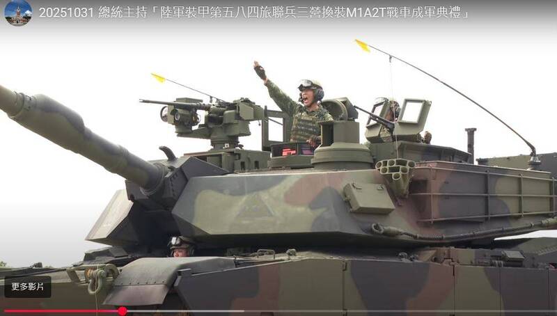 孫韜奇進入M1戰車內，高聲喊出口令之後，M1戰車隨之啟動，看的全場人士熱血沸騰。（圖：取自總統府網站影片）