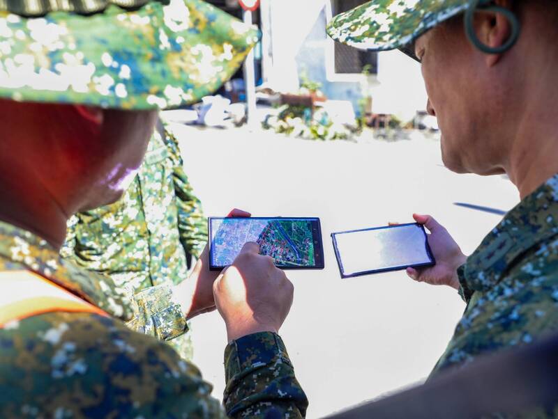 陸軍日前運用TAK手機於圖上標繪災區情形，整合救災資訊，建立救災共同圖像，並在這次陸勝1號操演繼續使用。（資料照，陸軍司令部提供）