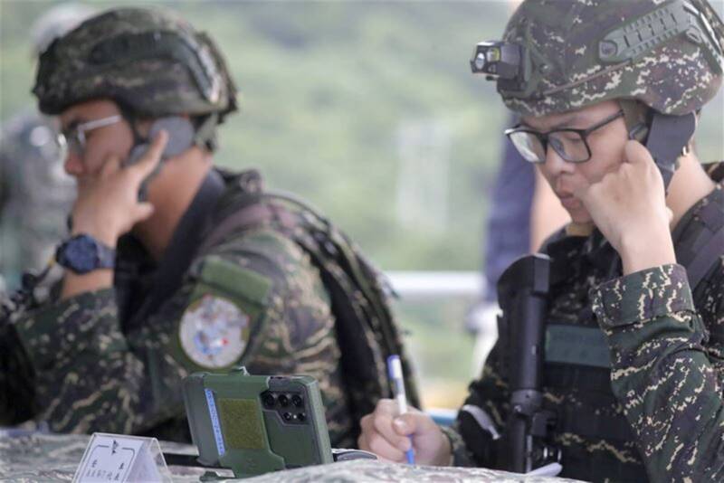 陸戰隊使用運用覺知應用套件（TAK），全面提升戰場掌握與火力運用能力。（取自青年日報）