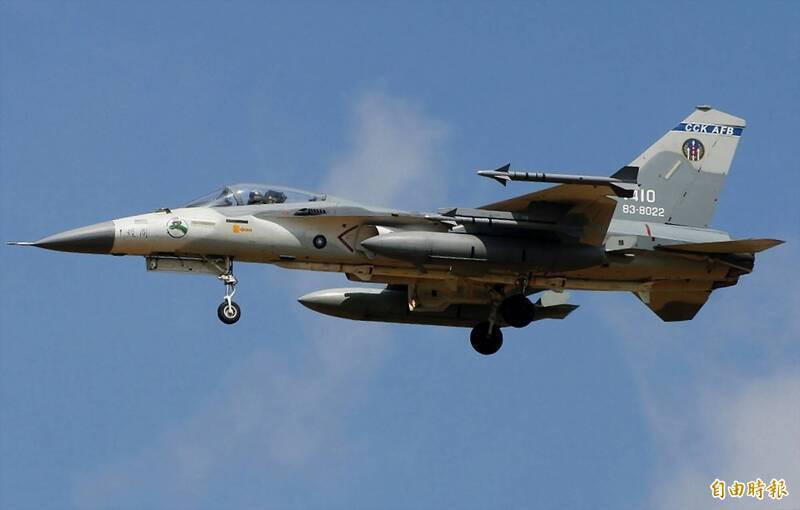 軍方在1995丶1996台海飛彈危機期間，曾祕密規劃派出F-5戰機與IDF戰機編組，飛進中國內陸執行攻擊任務。圖為IDF戰機機腹下方掛載2枚天劍二型飛彈。（資料照）