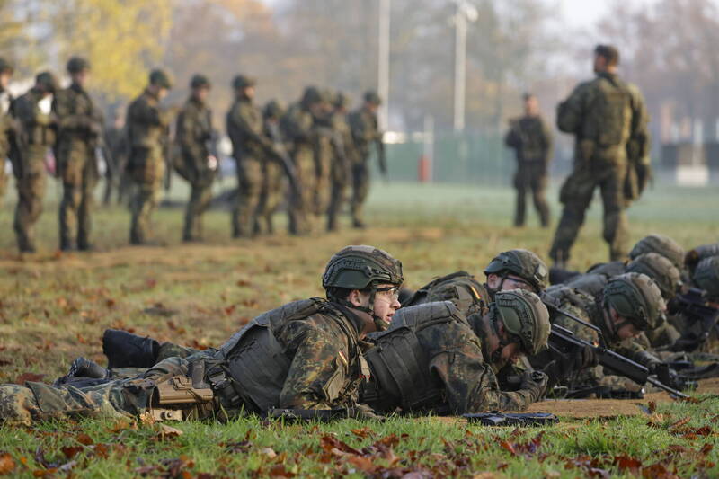 德國政府擬花費近190億歐元，為士兵配備新制服及個人裝備。圖為正在受訓的的德軍士兵。（歐新社）