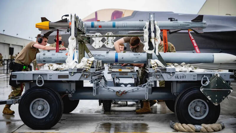 美國空軍近期發布「反空襲飛彈」（CAMP）市場徵求公告，要求飛彈造價不超過50萬美元（約新台幣1550萬），年產量至少可達1000枚。圖為AIM-9X（上）和AIM-120訓練彈（下）。（DVIDS）