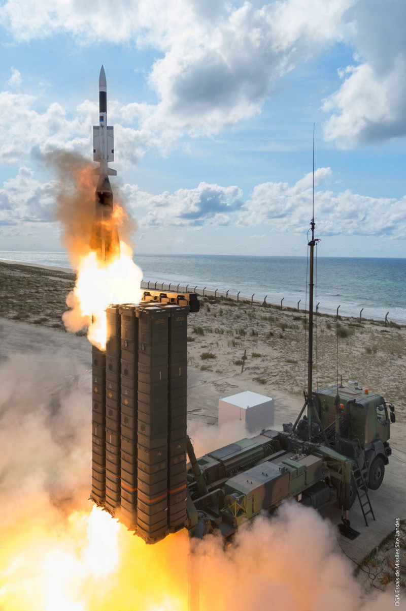 由法、義兩國合作研製的「SAMP/T」防空系統，正發射其配備的「紫菀30」（Aster 30）攔截彈。（圖：MBDA）