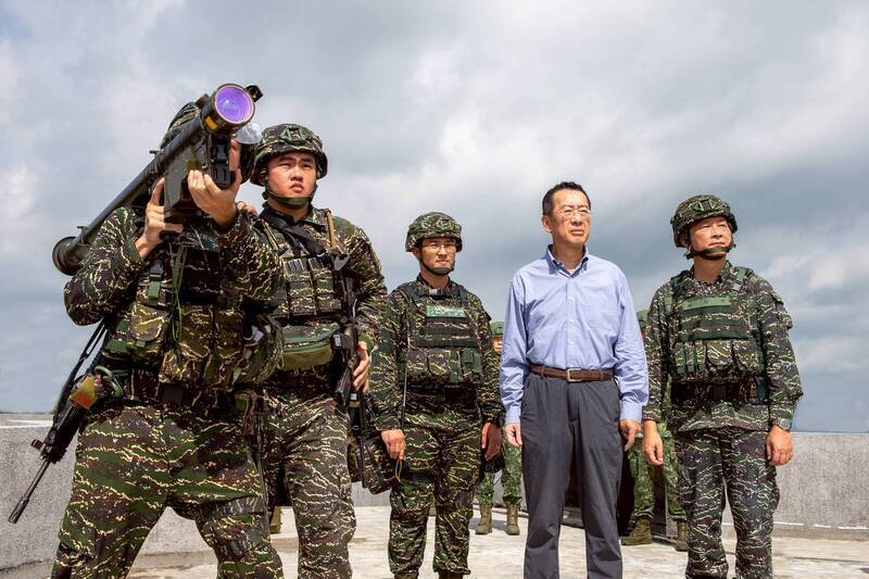 立法院外交及國防委員會13日將邀請國防部長顧立雄報告「國軍編現比提升之具體方案及因應作法」，並備質詢。顧立雄日前視導海軍陸戰隊操作人攜式刺針飛彈情形。（國防部提供）