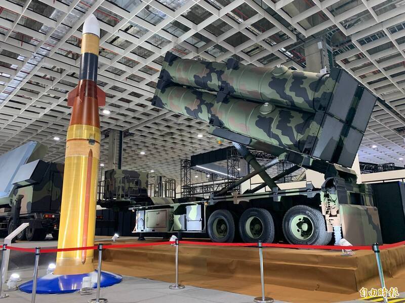 中科院在台北航太國防展之中，展示「強弓」飛彈（中）、發射車（右）及雷達系統（左）。（資料照，記者陳治程攝）