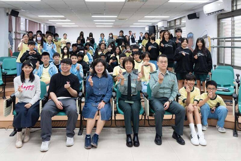 國防部文宣心戰處處長朱蕙芳少將（前排右二）指出，今年的全民國防教育「網際網路有獎徵答」題型更加多元，並首次將《全民國防手冊》內容正式納入題庫，天然災害與各類威脅可能隨時發生，盼藉由此活動讓國人熟悉手冊內容，以提升全社會防衛韌性。（圖：軍聞社提供）