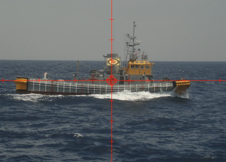 圖為日本防衛裝備廳對靶艦測試電磁砲。（圖取自X@atla_kouhou_jp）