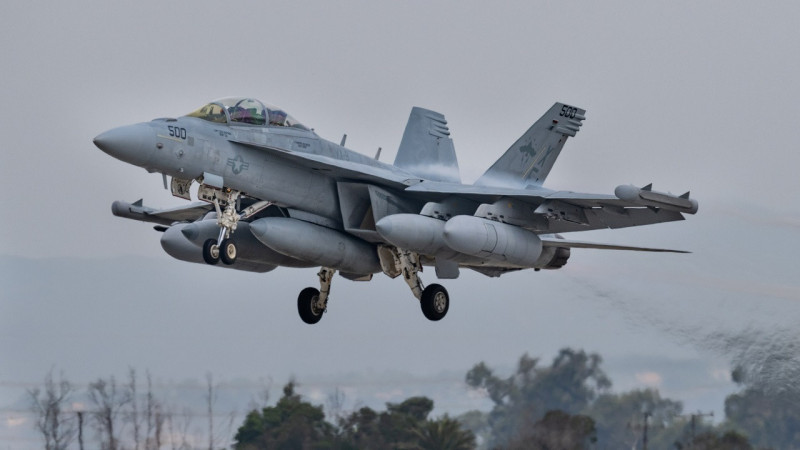EA-18G「咆哮者」電戰機是F/A-18E/F「超級大黃蜂」的電戰衍生型號。圖為一架掛載外部莢艙的「咆哮者」正進行訓練。（圖：美國海軍）