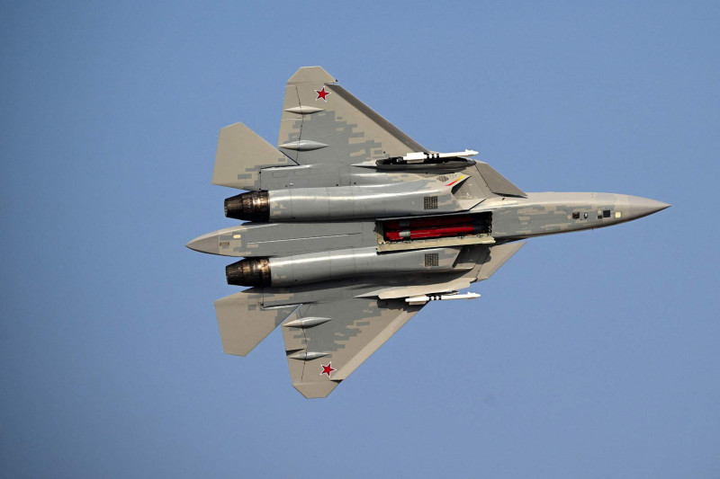 俄羅斯Su-57（北約代號：「惡棍」）匿蹤戰機17日在杜拜航空展進行飛行展示，並罕見開啟內部彈艙。（法新社）