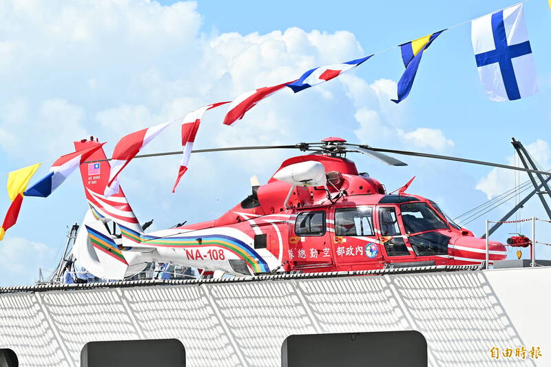 今年6月隨海巡雲林艦登場的N3型海豚直升機。全機隊9架預計2030年前完成升級，屆時將可聯手黑鷹進駐擴建的台北駐地棚廠，強化北部空搜、救援能量。（本報資料照，記者李惠洲攝）