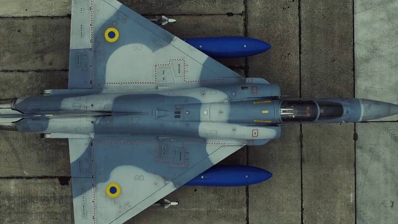 烏軍幻象2000-5F戰機的俯瞰視角，可見該機兩翼下除掛載油箱，還掛有兩枚追熱的「魔法」短程空對空飛彈。（擷自烏克蘭空軍X帳號影片）