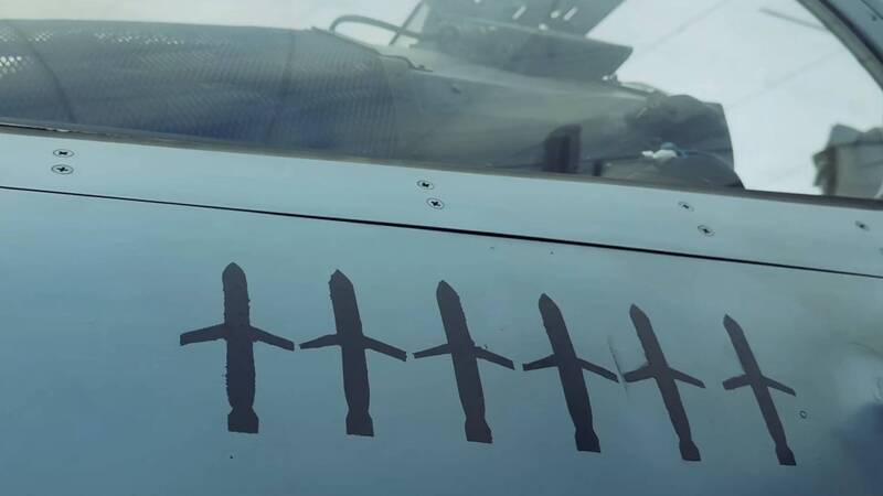 烏克蘭空軍一架幻象2000-5F戰機的駕駛艙左側，貼有多道黑色記號，一共6枚巡弋飛彈，證實該機投入戰場至今已有多次接戰紀錄。（擷自烏克蘭空軍X帳號影片）